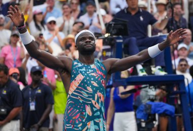 NEW YORK - SEPTEMBER 3, 2023: ABD 'li profesyonel tenisçi Frances Tiafoe, Avustralya' nın Louis Armstrong Stadyumu 'nda oynanan ve Rinky Hijikata' ya karşı oynadığı 2023 Amerika Açık karşılaşmasının ardından zaferini kutladı.