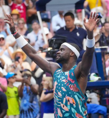 NEW YORK - SEPTEMBER 3, 2023: ABD 'li profesyonel tenisçi Frances Tiafoe, Avustralya' nın Louis Armstrong Stadyumu 'nda oynanan ve Rinky Hijikata' ya karşı oynadığı 2023 Amerika Açık karşılaşmasının ardından zaferini kutladı.