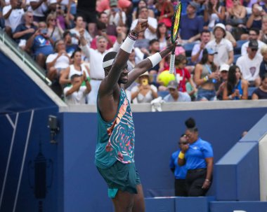 NEW YORK - SEPTEMBER 3, 2023: ABD 'li profesyonel tenisçi Frances Tiafoe, Avustralya' nın Louis Armstrong Stadyumu 'nda oynanan ve Rinky Hijikata' ya karşı oynadığı 2023 Amerika Açık karşılaşmasının ardından zaferini kutladı.