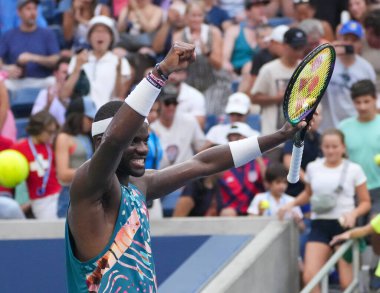 NEW YORK - SEPTEMBER 3, 2023: ABD 'li profesyonel tenisçi Frances Tiafoe, Avustralya' nın Louis Armstrong Stadyumu 'nda oynanan ve Rinky Hijikata' ya karşı oynadığı 2023 Amerika Açık karşılaşmasının ardından zaferini kutladı.