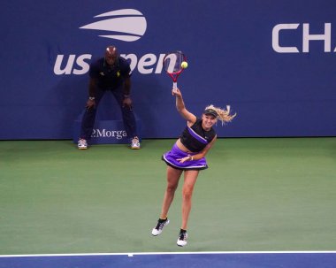 NEW YORK - SEPTEMBER 2, 2019: Hırvat profesyonel tenisçi Donna Vekiç, 2019 ABD Açık 16 turluk karşılaşmasında Louis Armstrong Stadyumu 'nda Alman Julia Gorges ile karşı karşıya geldi.
