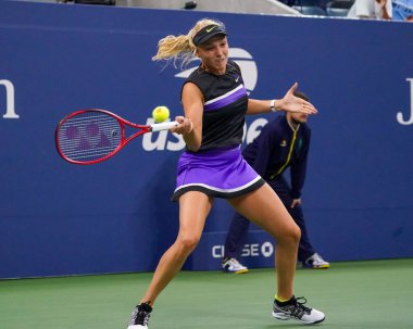 NEW YORK - SEPTEMBER 2, 2019: Hırvat profesyonel tenisçi Donna Vekiç, 2019 ABD Açık 16 turluk karşılaşmasında Louis Armstrong Stadyumu 'nda Alman Julia Gorges ile karşı karşıya geldi.