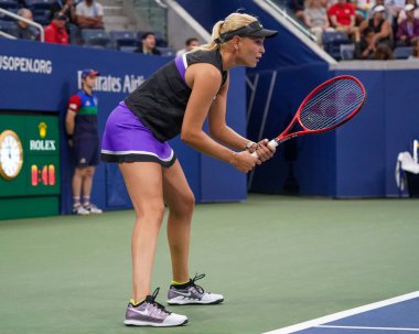 NEW YORK - SEPTEMBER 2, 2019: Hırvat profesyonel tenisçi Donna Vekiç, 2019 ABD Açık 16 turluk karşılaşmasında Louis Armstrong Stadyumu 'nda Alman Julia Gorges ile karşı karşıya geldi.