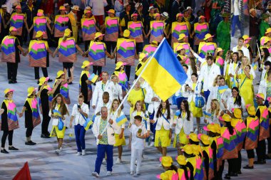 Rio De Janeiro, Brezilya - 5 Ağustos 2016: Ukrayna olimpik ekibi Olimpiyatları açılış töreni Maracana Stadı nda Rio de Janeiro 2016 Rio içine yürüdü 