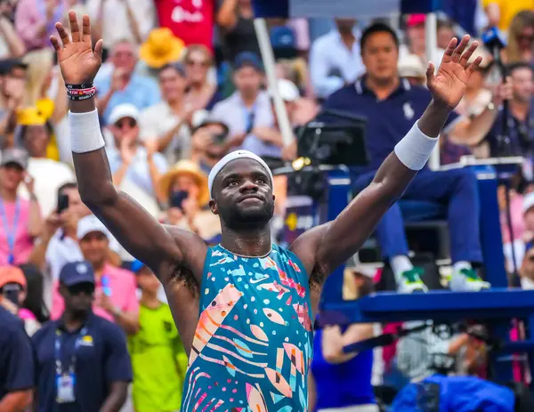 NEW YORK - SEPTEMBER 3, 2023: ABD 'li profesyonel tenisçi Frances Tiafoe, Avustralya' nın Louis Armstrong Stadyumu 'nda oynanan ve Rinky Hijikata' ya karşı oynadığı 2023 Amerika Açık karşılaşmasının ardından zaferini kutladı.