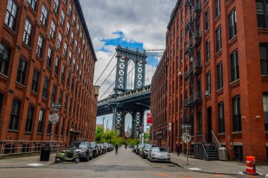 BrooKLYN, New York - 4 Mayıs 2020: Iconic Manhattan Köprüsü ve New York 'taki Washington Caddesi' nden Empire State Binası manzarası