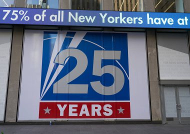 NEW YORK - 11 Kasım 2021: New York 'taki News Corporation genel merkezinde Fox News Channel. News Corporation, Amerika Birleşik Devletleri 'nin çok uluslu kitle iletişim kuruluşudur.