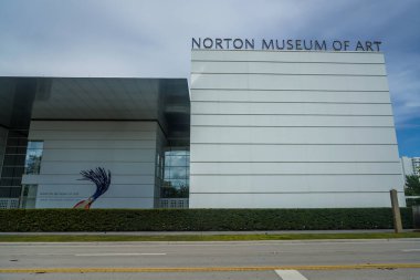BATI PALM BEACH, FLORIDA - 2 Haziran 2021: The Norton Museum of Arts New Heyman Plaza Batı Palm Beach, Florida
