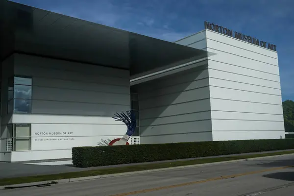 stock image WEST PALM BEACH, FLORIDA - JUNE 2, 2021: The Norton Museum of Arts new Heyman Plaza in West Palm Beach, Florida