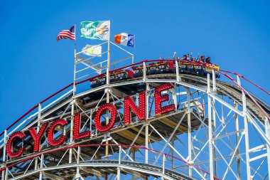 BrooKLYN, New York - 20 Haziran 2021: Brooklyn 'in Coney Adası' ndaki tarihi dönüm noktası Kasırga hız treninde. Kasırga, 26 Haziran 1927 'de açılan tarihi ahşap bir hız trenidir.