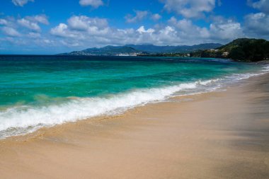 Grenada 'daki kumlu sahilde güneşli bir gün.