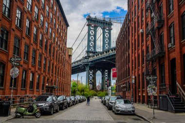 BrooKLYN, New York - 4 Mayıs 2020: Iconic Manhattan Köprüsü ve New York 'taki Washington Caddesi' nden Empire State Binası manzarası