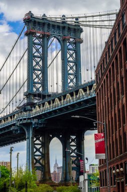 BrooKLYN, New York - 4 Mayıs 2020: Iconic Manhattan Köprüsü ve New York 'taki Washington Caddesi' nden Empire State Binası manzarası