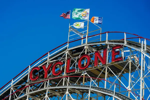 BrooKLYN, New York - 20 Haziran 2021: Brooklyn 'in Coney Adası' ndaki tarihi dönüm noktası Kasırga hız treninde. Kasırga, 26 Haziran 1927 'de açılan tarihi ahşap bir hız trenidir.