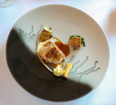 Gurme Fransız restoranında balık yemeği.