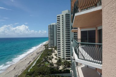 RIVIERA BEACH, FLORIDA - 2 Haziran 2021 Singer Adası 'ndaki lüks konutlar. Singer Adası, Riviera Sahili 'nin doğal plajları ve lüks otelleri olan okyanus manzaralı bir mahallesi.