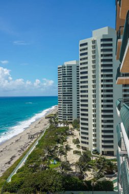 RIVIERA BEACH, FLORIDA - 2 Haziran 2021 Singer Adası 'ndaki lüks konutlar. Singer Adası, Riviera Sahili 'nin doğal plajları ve lüks otelleri olan okyanus manzaralı bir mahallesi.
