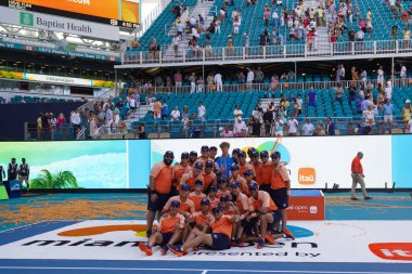 MIAMI GARDENS, FLORIDA - 31 Mart 2024 Miami Açık Şampiyonu Jannik Sinner, Bulgar Grigor Dimitrov 'u erkekler final maçında mağlup ettikten sonra şampiyonlar kupasına poz verdi 