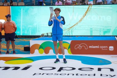 MIAMI GARDENS, FLORIDA - 31 Mart 2024 Miami Açık Şampiyonu Jannik Sinner, Bulgar Grigor Dimitrov 'u erkekler final maçında mağlup ettikten sonra şampiyonlar kupasına poz verdi 