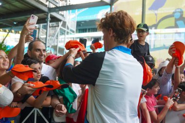 MIAMI GARDENS, FLORIDA - 31 Mart 2024 Miami Açık Şampiyonu Jannik Sinner Miami Gardens 'ta oynanan erkekler final maçında Bulgar Grigor Dimitrov' u yendikten sonra imza dağıttı.