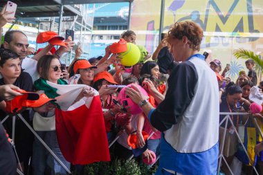 MIAMI GARDENS, FLORIDA - 31 Mart 2024 Miami Açık Şampiyonu Jannik Sinner Miami Gardens 'ta oynanan erkekler final maçında Bulgar Grigor Dimitrov' u yendikten sonra imza dağıttı.