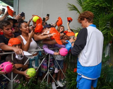 MIAMI GARDENS, FLORIDA - 31 Mart 2024 Miami Açık Şampiyonu Jannik Sinner Miami Gardens 'ta oynanan erkekler final maçında Bulgar Grigor Dimitrov' u yendikten sonra imza dağıttı.
