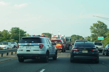 BrooKLYN, New York - 20 Haziran 2021: NYPD ve FDNY Brooklyn Belt Parkway 'deki trafik kazasından sonra olay yerindeler. Kemer Sistemi, New York' un Brooklyn ve Queens ilçeleri etrafında kemer benzeri bir çember oluşturan bir dizi bağlantılı otoyoldur.