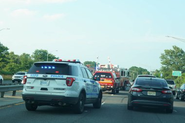 BrooKLYN, New York - 20 Haziran 2021: NYPD ve FDNY Brooklyn Belt Parkway 'deki trafik kazasından sonra olay yerindeler. Kemer Sistemi, New York' un Brooklyn ve Queens ilçeleri etrafında kemer benzeri bir çember oluşturan bir dizi bağlantılı otoyoldur.