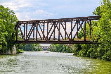 Terk edilmiş çelik demiryolu köprüsü New York 'un kuzeyindeki Erie Kanalı' ndan geçiyor.