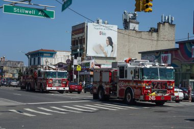 NEW YORK - 20 Haziran 2021: FDNY Motor Şirketi 245 ve Tower Ladder 161 Brooklyn, Coney Adası, New York. FDNY dünyadaki en büyük itfaiye ve acil yardım şirketidir. 