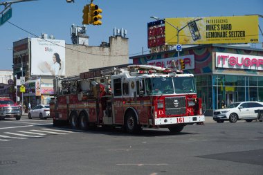 NEW YORK - 20 Haziran 2021: FDNY Tower Ladder 161, Brooklyn, New York Coney Adası. FDNY dünyadaki en büyük itfaiye ve acil yardım şirketidir. 