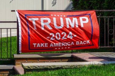 FAR ROCKAway, New York - 15 Eylül 2024: Trump 2024, Far Rockaway, New York 'taki evin önündeki başkan adayı Donald Trump' a destek için Amerika 'yı Geri Al tabelası