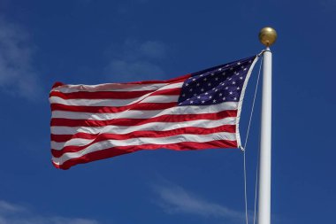 Mavi gökyüzünde Amerikan bayrağı