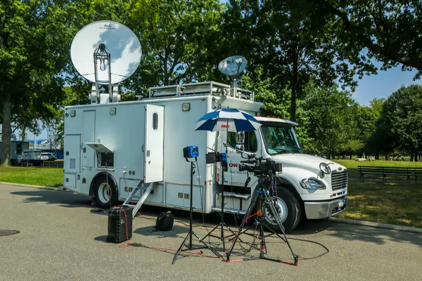 QUEENS, New York - 10 Eylül 2016: Flushing Meadows Corona Park 'taki CNN kamyonu. CNN, 24 saat yayın yapan ilk kanaldı.