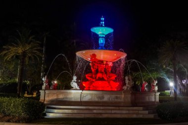 PALM BEACH, FLORIDA - 31 Mayıs 2021: The Breakers Palm Beach Florentine Fountain, Mayıs 2021 'de hafta sonu boyunca kırmızı, beyaz ve mavi renklerle aydınlatıldı. 