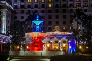 PALM BEACH, FLORIDA - 31 Mayıs 2021: The Breakers Palm Beach Florentine Fountain, Mayıs 2021 'de hafta sonu boyunca kırmızı, beyaz ve mavi renklerle aydınlatıldı. 