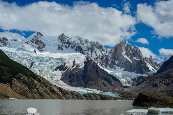 Los Glaciares Ulusal Parkı 'ndaki Laguna Torre Gölü, Arjantin Patagonya