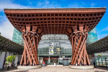 KANAZAWA, JAPAN - 5 Ekim 2024: JR Kanazawa İstasyonu girişindeki Tsuzumi-mon Kapı veya Davul Kapısı. Kanazawa 'nın gayri resmi sembolü haline gelmiştir.
