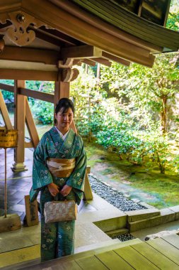 KYOTO, JAPONYA - 6 Ekim 2024: Kyoto, Japonya 'daki Ryoanji Tapınağı' nda geleneksel kimonolu genç Japon kadın