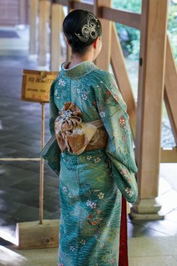 KYOTO, JAPONYA - 6 Ekim 2024: Kyoto, Japonya 'daki Ryoanji Tapınağı' nda geleneksel kimonolu genç Japon kadın