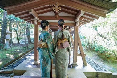 KYOTO, JAPONYA - 6 Ekim 2024: Kyoto, Japonya 'daki Ryoanji Tapınağı' nda geleneksel kimonolu genç Japon kadınlar