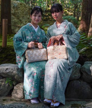 KYOTO, JAPONYA - 6 Ekim 2024: Kyoto, Japonya 'daki Ryoanji Tapınağı' nda geleneksel kimonolu genç Japon kadınlar