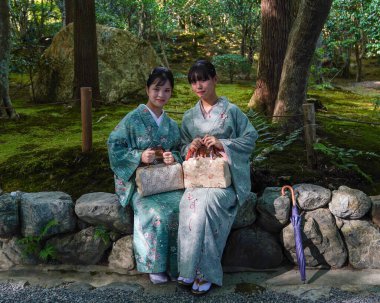 KYOTO, JAPONYA - 6 Ekim 2024: Kyoto, Japonya 'daki Ryoanji Tapınağı' nda geleneksel kimonolu genç Japon kadınlar