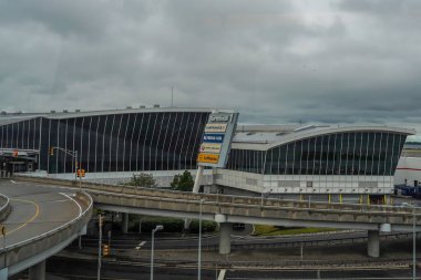 NEW YORK - 31 Mayıs 2021: John F. Kennedy Uluslararası Havalimanı Terminal 1, New York. JFK, 4 pisti ve 8 terminali olan dünyanın en büyük havaalanlarından biridir. 