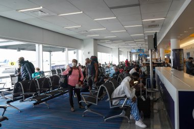 NEW YORK - 31 Mayıs 2021: New York 'taki John F. Kennedy Uluslararası Havalimanı' ndaki JetBlue Terminali içinde kimliği belirsiz yolcular