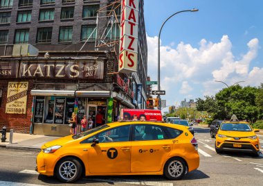 New York - 30 Temmuz 2019: Tarihi Katz's Delicatessen (est. 1888), Manhattan'ın Lower East Side'daki Pastırmalı sandviçleri ile ünlü bir restoran