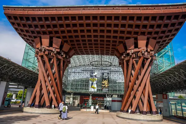 KANAZAWA, JAPAN - 5 Ekim 2024: JR Kanazawa İstasyonu girişindeki Tsuzumi-mon Kapı veya Davul Kapısı. Kanazawa 'nın gayri resmi sembolü haline gelmiştir.