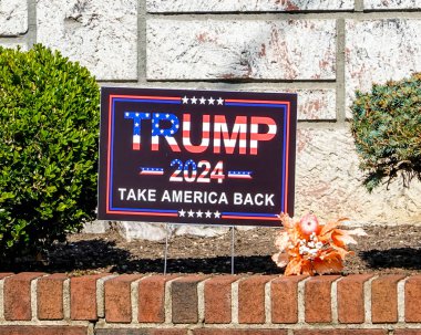 EAST ROCKAway, New York - 24 Ekim 2024: Trump 2024 Amerika 'yı Geri Al tabelası Başkan adayı Donald Trump' ı desteklemek için Long Island, New York 'taki evin önünde