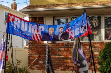 EAST ROCKAway, New York - 24 Ekim 2024: Long Island, New York 'taki evin önünde başkan adayı Donald Trump' ı desteklemek için Trump Vance 2024 arka bahçe tabelaları