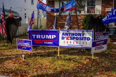 EAST ROCKAway, New York - 24 Ekim 2024: Long Island, New York 'taki evin önünde başkan adayı Donald Trump' ı desteklemek için Trump Vance 2024 arka bahçe tabelaları